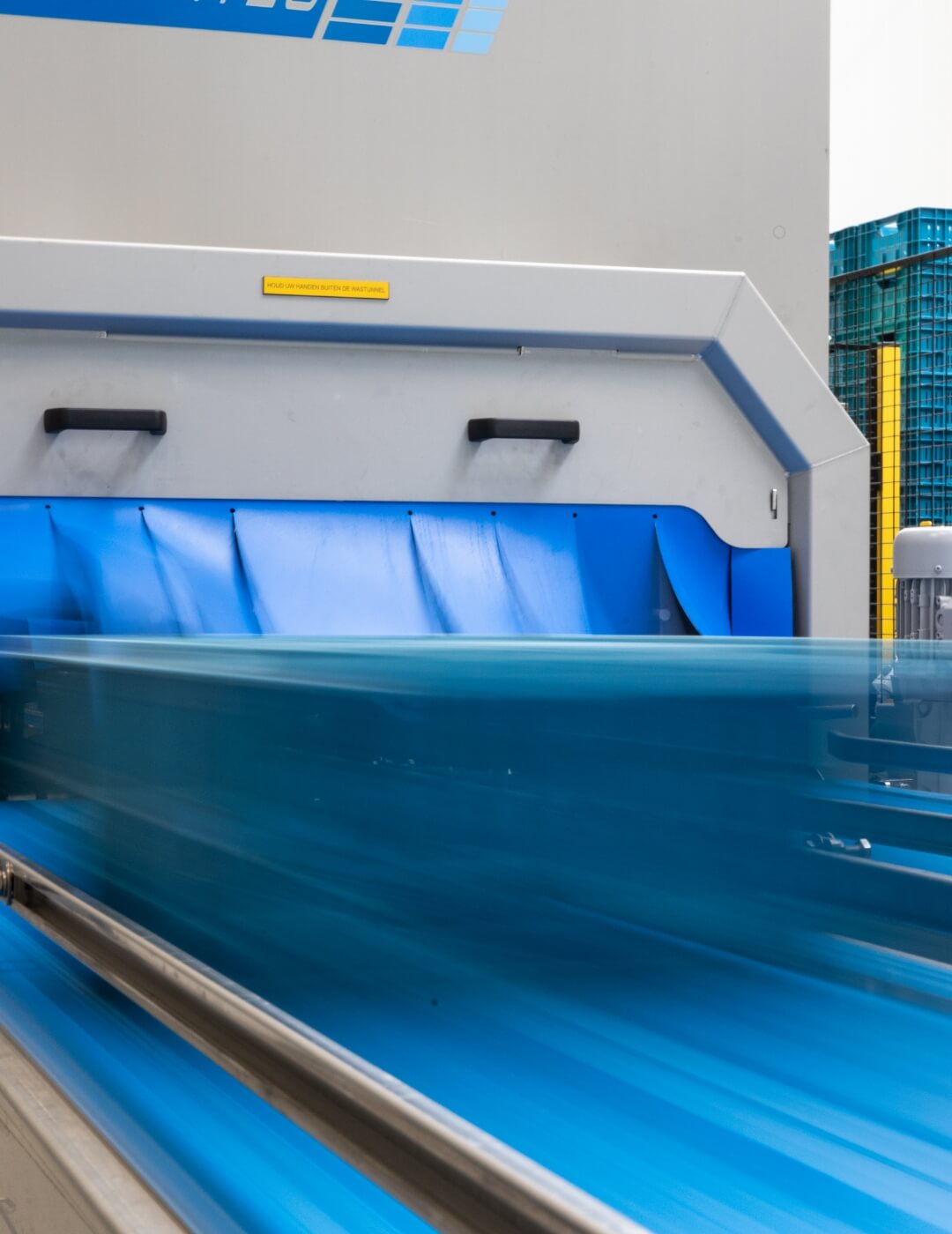 Highly efficient crate washer