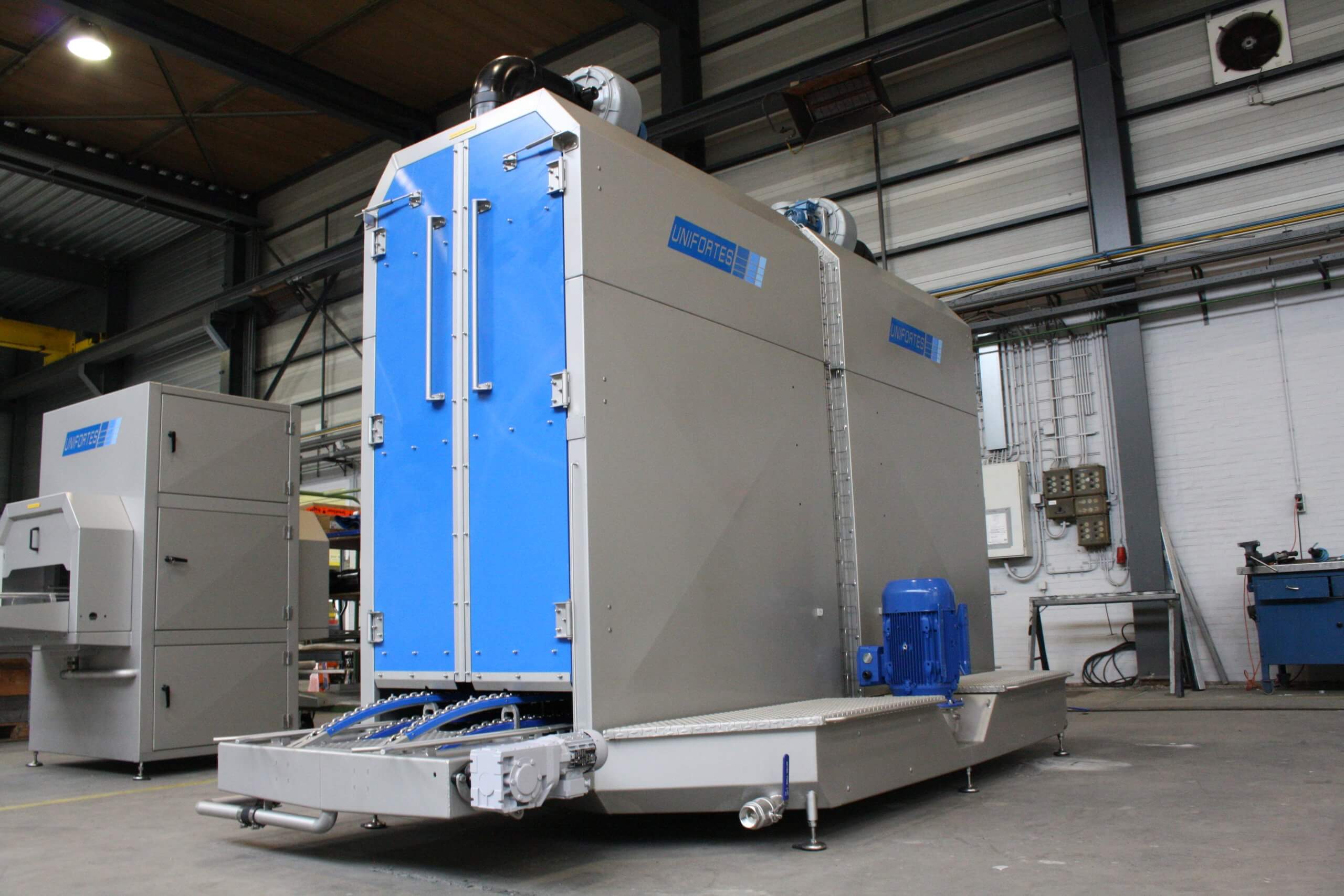 Industrial washer for cleaning trolleys