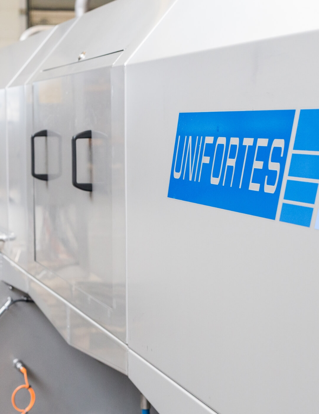 Industrial crate washer for reusable product carriers