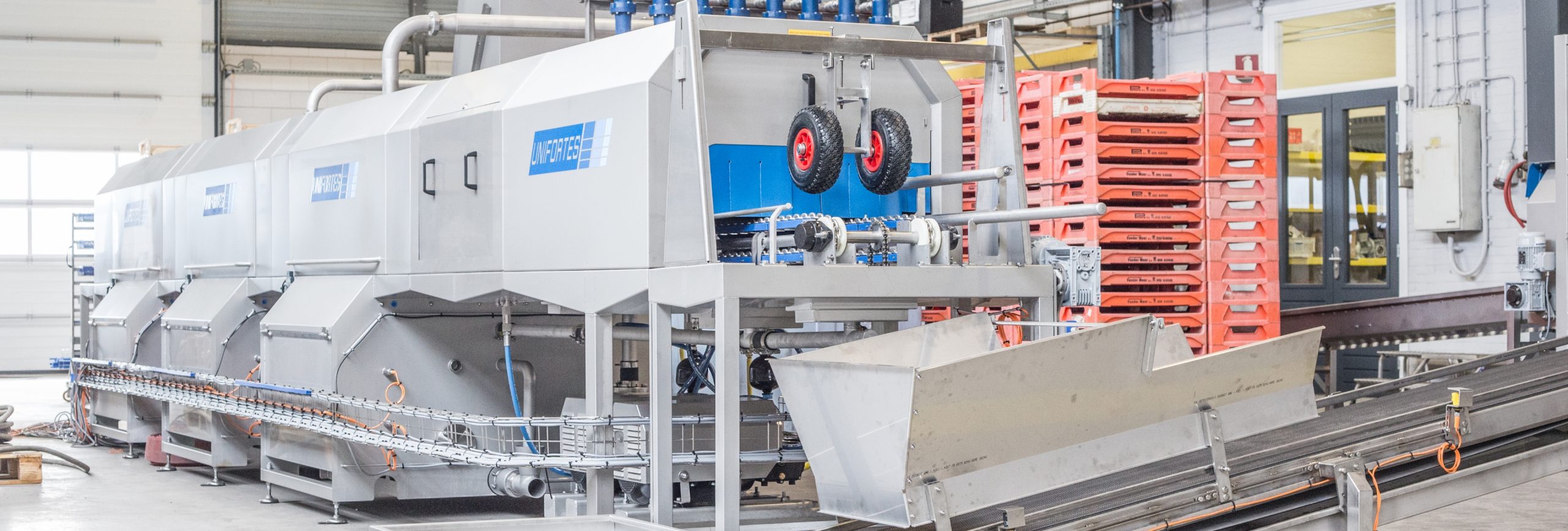 Tray washer for cleaning grower trays, plugtrays and all other sorts.