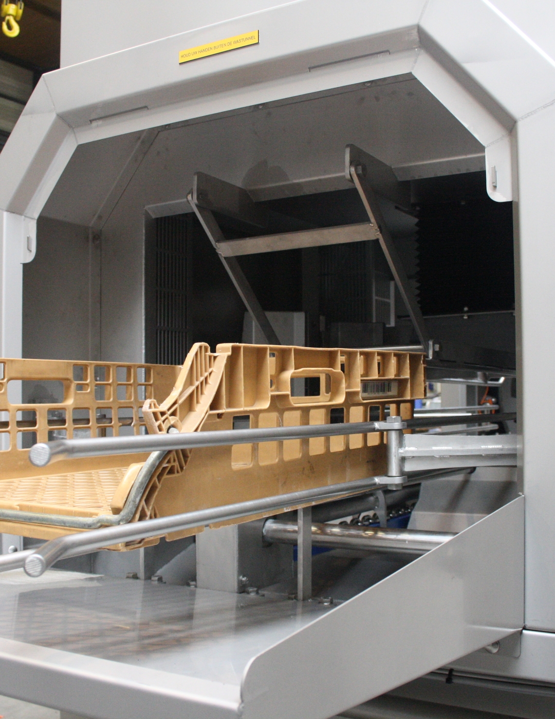 Industrial crate washer for cleaning bread crates