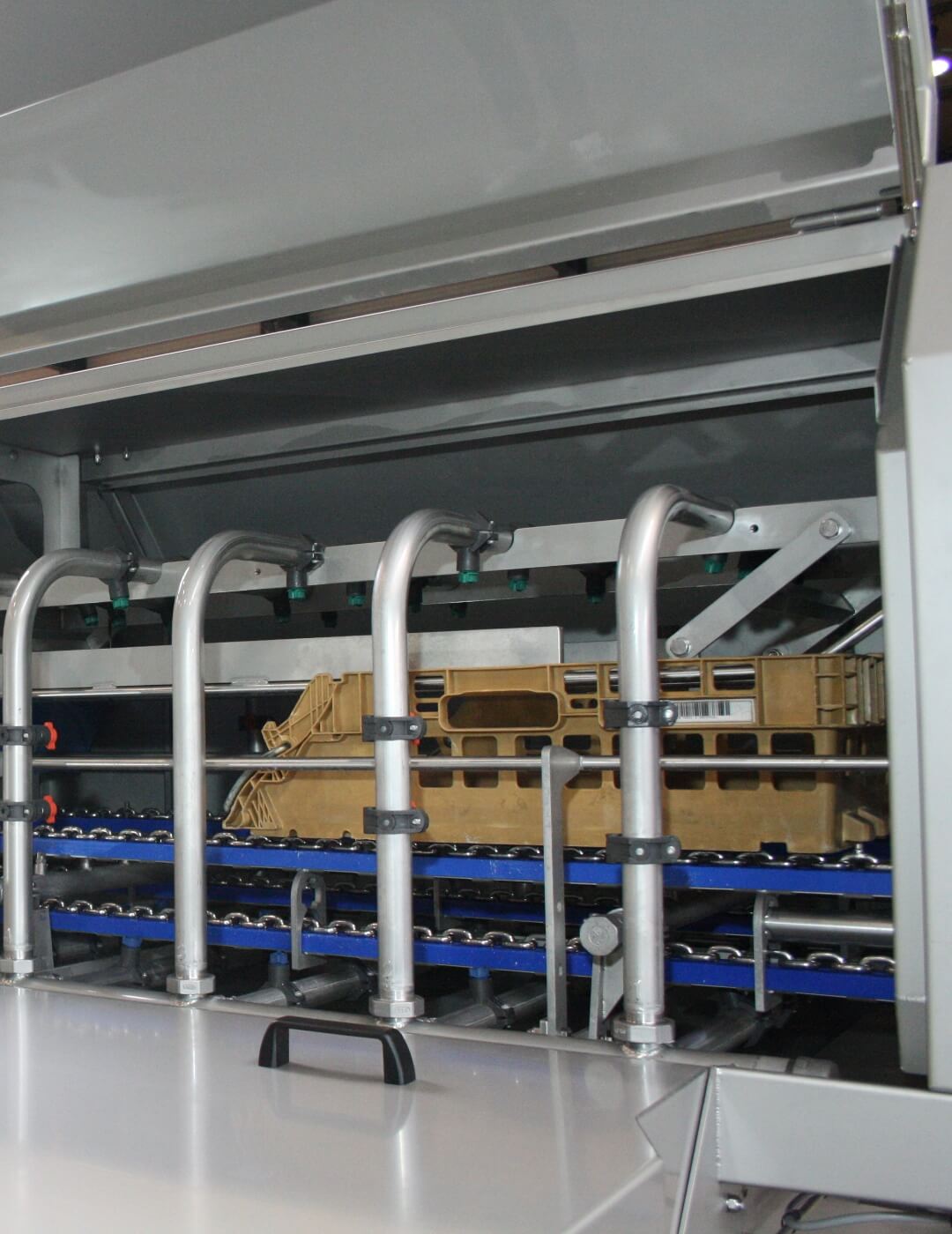 Industrial crate washer for cleaning bread crates