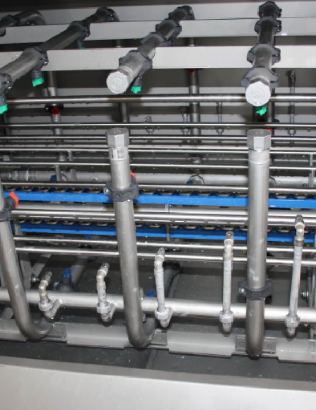 Plate washer for cleaning all types of plates