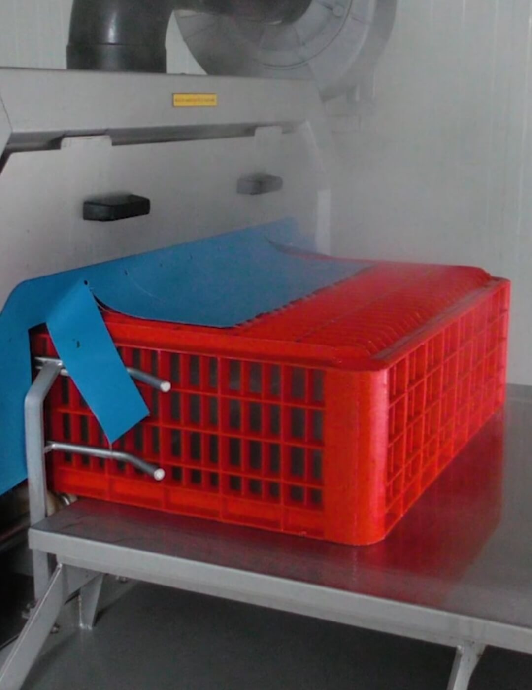 Livebird crate washer for washing crates at Almenaar