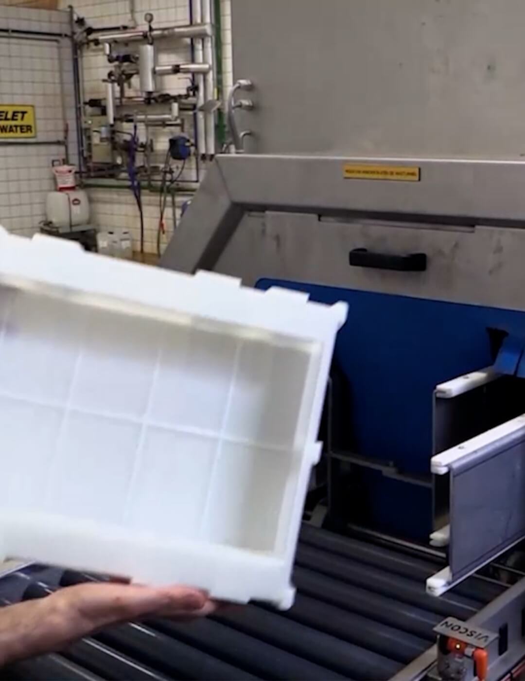 Industrial washer for cleaning and drying moulds