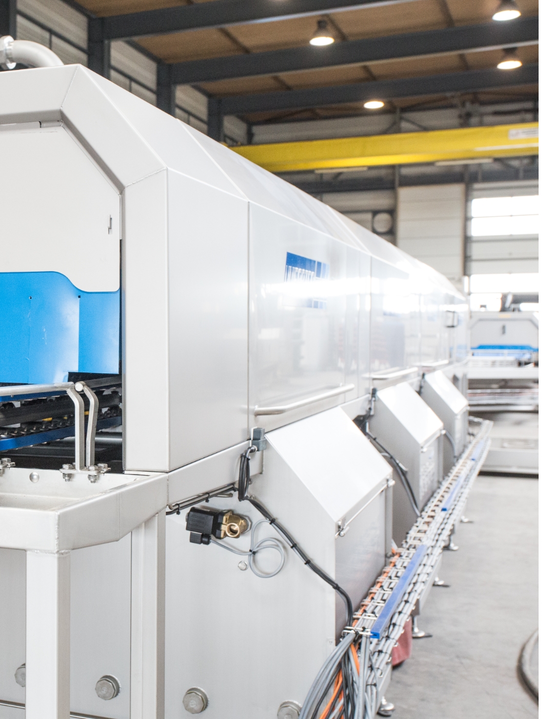 Washer for cleaning plastic product carriers in all sizes and variations